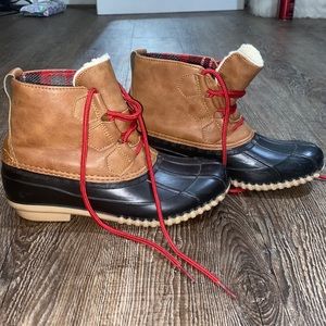 good for the winter, furr on the tongue, red laces